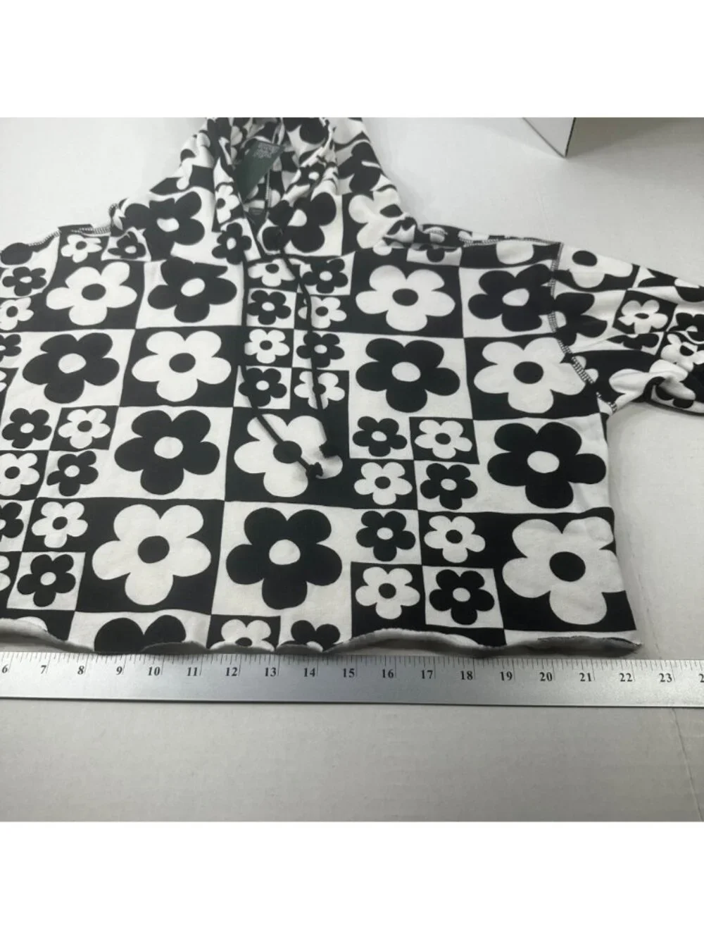 Wild Fable Women's Size Medium Hoodie Cropped Black White Floral Squares New - Picture 11 of 14